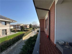 NORD -Prestigiosa Villa Trifamiliare con Giardino