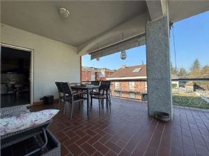 NORD -Prestigiosa Villa Trifamiliare con Giardino