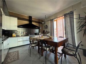 NORD -Prestigiosa Villa Trifamiliare con Giardino