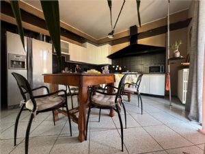 NORD -Prestigiosa Villa Trifamiliare con Giardino