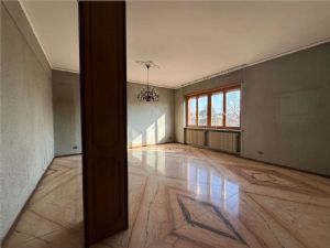NORD -Prestigiosa Villa Trifamiliare con Giardino