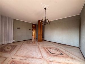 NORD -Prestigiosa Villa Trifamiliare con Giardino