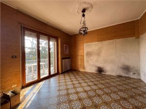 NORD -Prestigiosa Villa Trifamiliare con Giardino