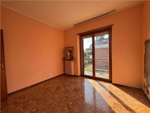 NORD -Prestigiosa Villa Trifamiliare con Giardino