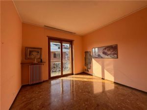 NORD -Prestigiosa Villa Trifamiliare con Giardino