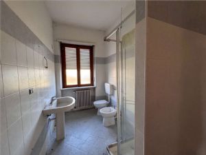NORD -Prestigiosa Villa Trifamiliare con Giardino