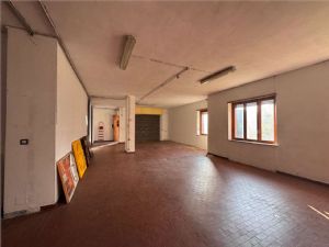 NORD -Prestigiosa Villa Trifamiliare con Giardino