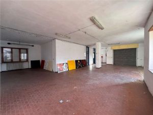 NORD -Prestigiosa Villa Trifamiliare con Giardino
