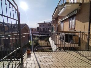 APPARTAMENTO BILIVELLO CON BOX AUTO INCLUSO NEL PREZZO