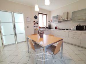 APPARTAMENTO BILIVELLO CON BOX AUTO INCLUSO NEL PREZZO