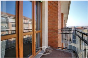 Bilocale ultimo piano panoramico centro Nichelino