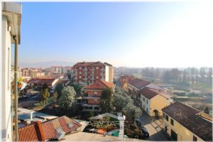 Bilocale ultimo piano panoramico centro Nichelino