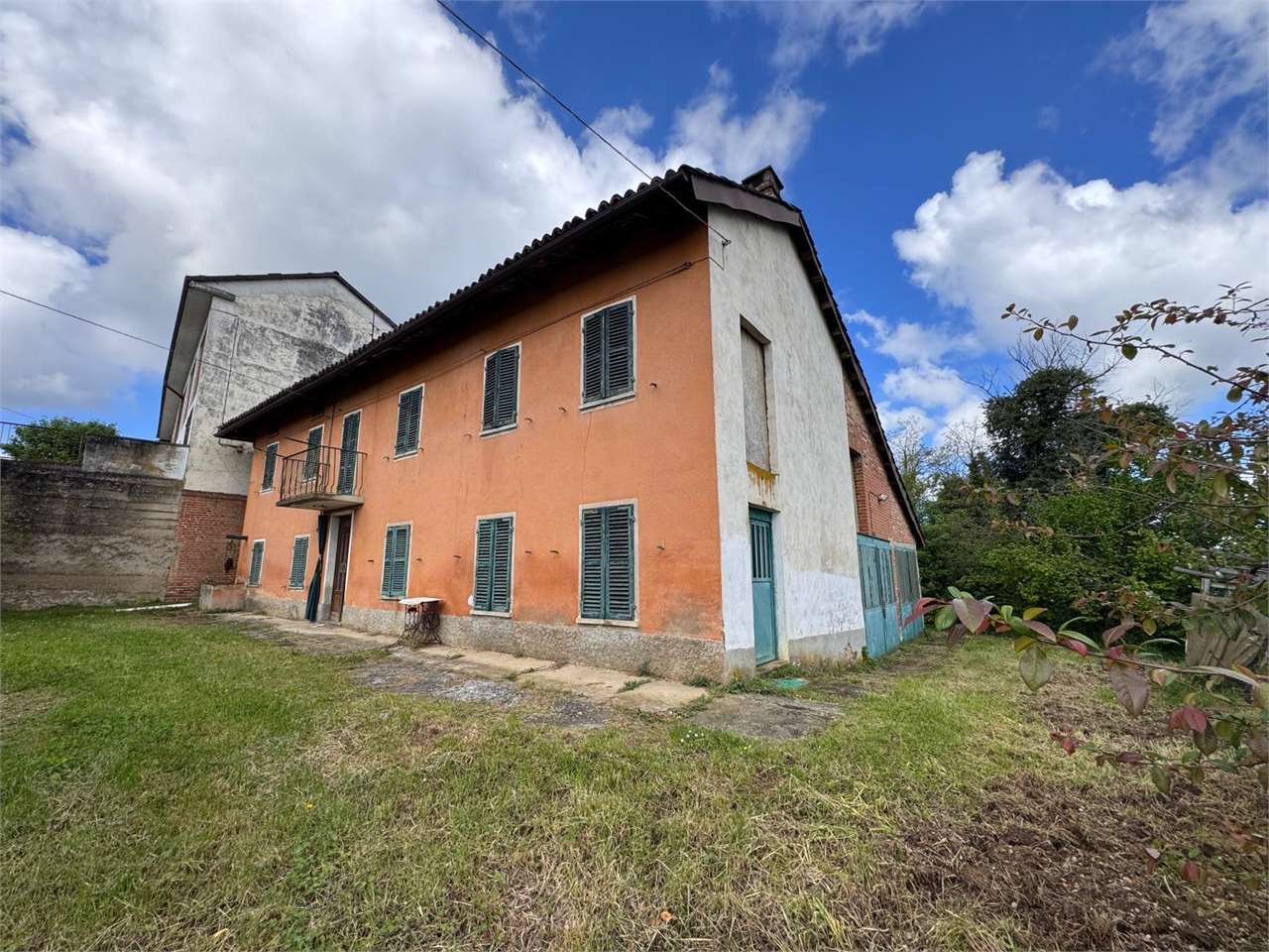 ROCCA D’ARAZZO (AT) – CASCINA LIBERA SU 4 LATI