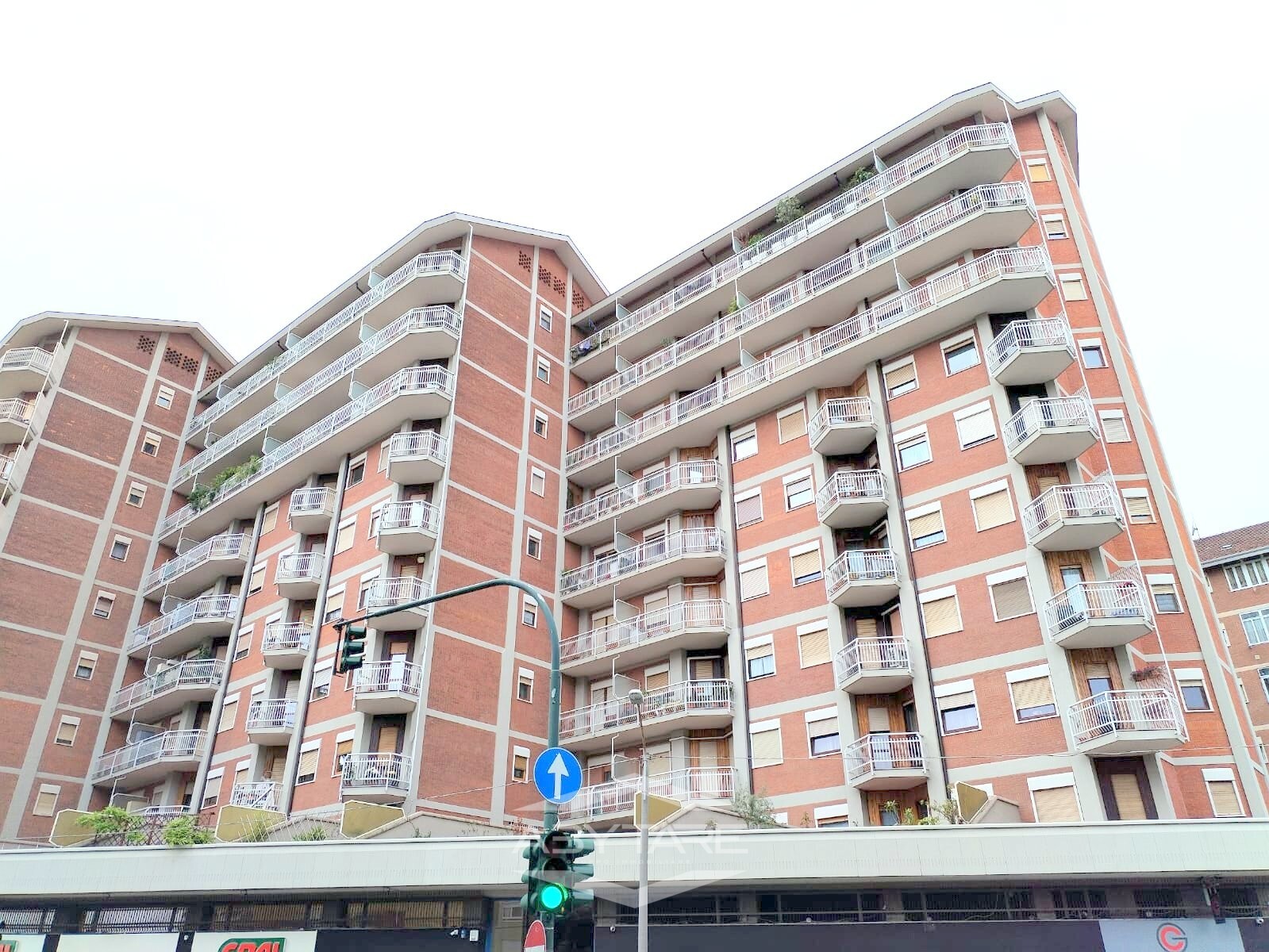 TRILOCALE IN OTTIMO STATO CON VOLENDO BOX AUTO