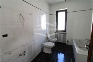 BEINASCO APPARTAMENTO AL PRIMO PIANO CON TERRAZZO