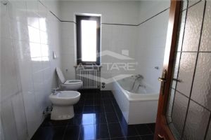 BEINASCO APPARTAMENTO AL PRIMO PIANO CON TERRAZZO