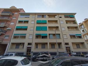 PRESSI PIAZZA CARDUCCI AMPIO 2 LOCALI