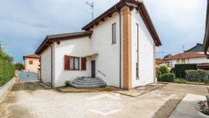 Ampia villa con giardino
