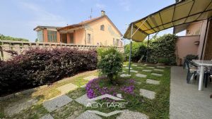 Casa semindipendente con giardino