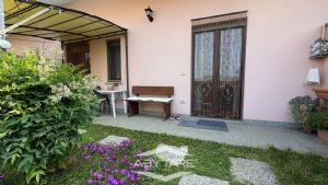 Casa semindipendente con giardino