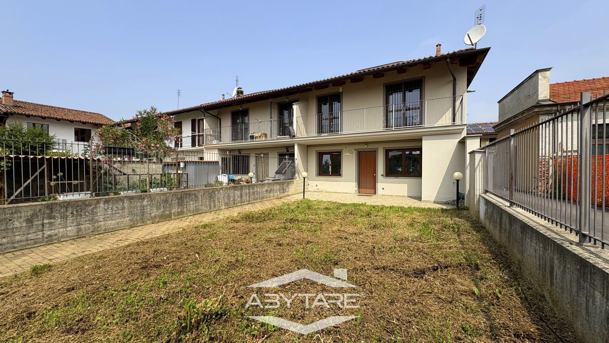 Casa indipendente su tre lati