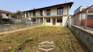 Casa indipendente su tre lati