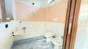 Casa indipendente su tre lati