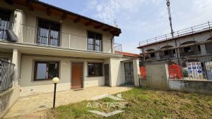 Casa indipendente su tre lati