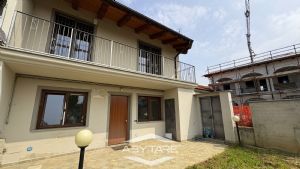 Casa indipendente su tre lati