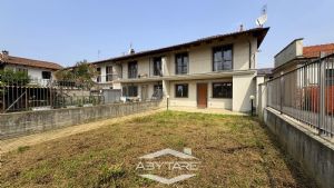Casa indipendente su tre lati