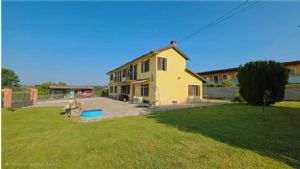 Cascina ristrutturata a pochi minuti da Asti con giardino