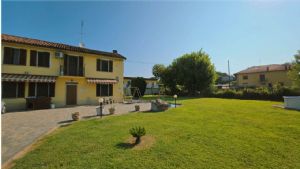 Cascina ristrutturata a pochi minuti da Asti con giardino