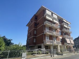 3 locali vendita Moncalieri Via del Ballo 15