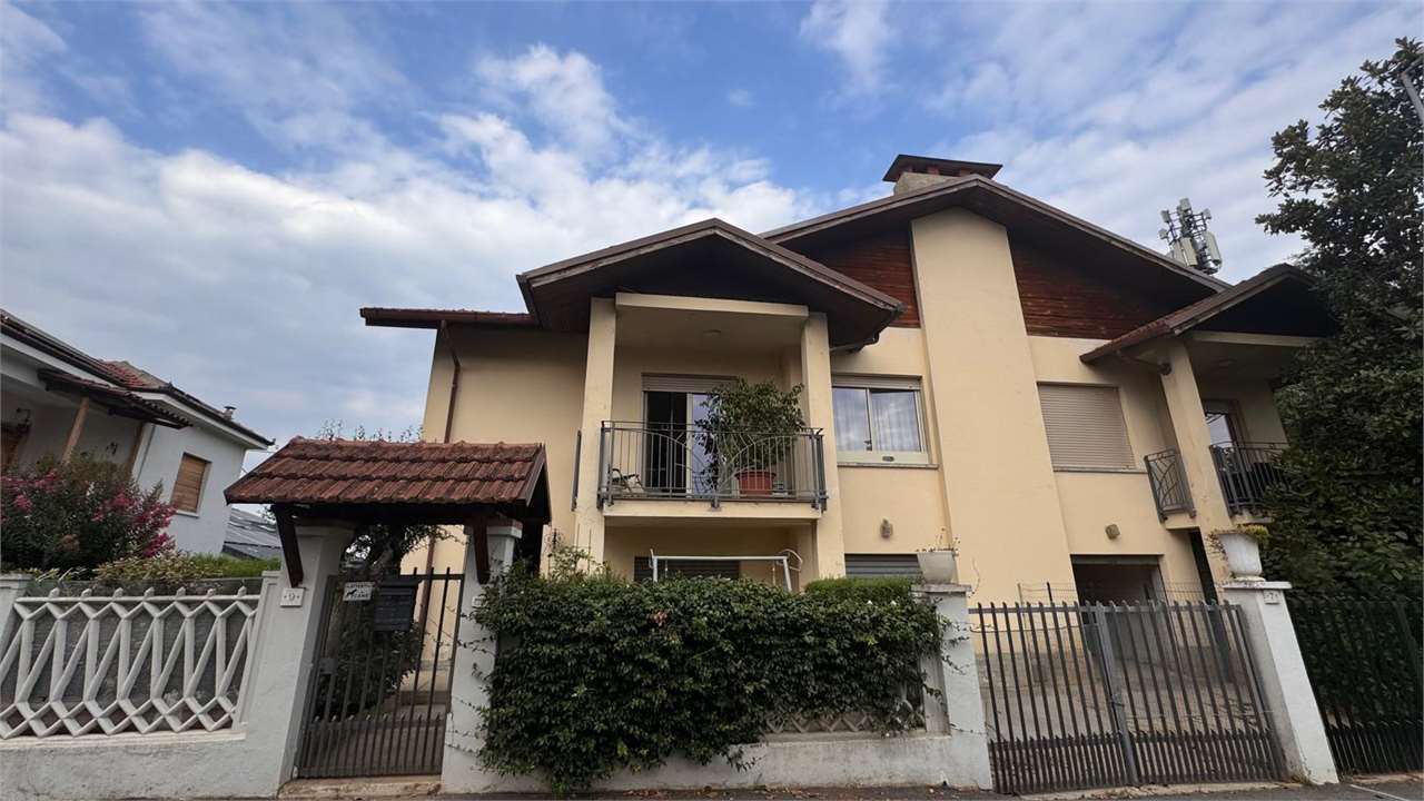 Prestigioso appartamento in villa – 230 mq con giardino, taverna e garage
