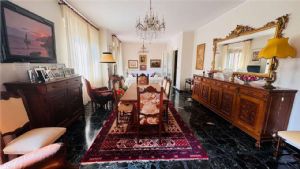 Prestigioso appartamento in villa – 230 mq con giardino, taverna e garage