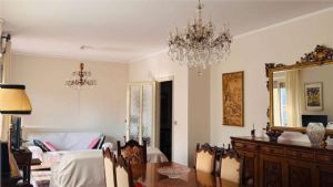 Prestigioso appartamento in villa – 230 mq con giardino, taverna e garage