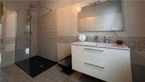 Prestigioso appartamento in villa – 230 mq con giardino, taverna e garage