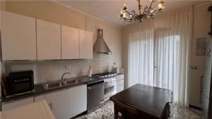 Prestigioso appartamento in villa – 230 mq con giardino, taverna e garage