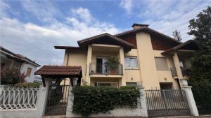 Prestigioso appartamento in villa – 230 mq con giardino, taverna e garage