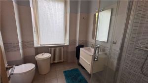 Prestigioso appartamento in villa – 230 mq con giardino, taverna e garage