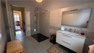 Prestigioso appartamento in villa – 230 mq con giardino, taverna e garage