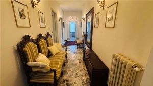 Prestigioso appartamento in villa – 230 mq con giardino, taverna e garage