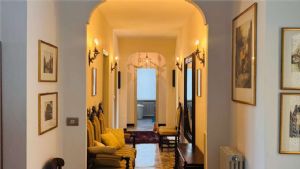 Prestigioso appartamento in villa – 230 mq con giardino, taverna e garage