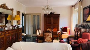 Prestigioso appartamento in villa – 230 mq con giardino, taverna e garage
