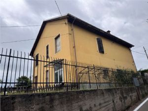 NORD CASA BIFAMILIARE INDIPENDENTE CON AMPIO GIARDINO