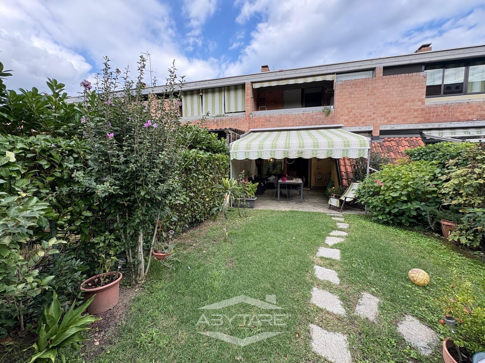 VILLA A SCHIERA CON GIARDINO DI 50 MQ. CAMINO E BOX AUTO
