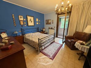 VILLA A SCHIERA CON GIARDINO DI 50 MQ. CAMINO E BOX AUTO