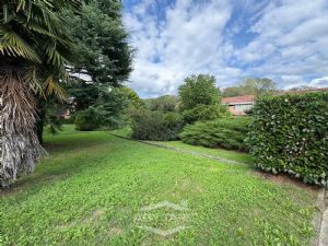VILLA A SCHIERA CON GIARDINO DI 50 MQ. CAMINO E BOX AUTO