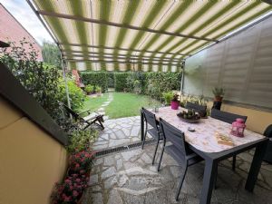 VILLA A SCHIERA CON GIARDINO DI 50 MQ. CAMINO E BOX AUTO