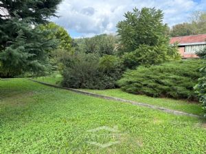 VILLA A SCHIERA CON GIARDINO DI 50 MQ. CAMINO E BOX AUTO